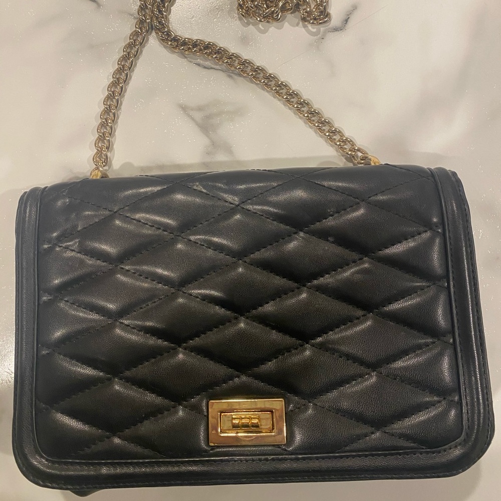 Quilted black shoulder bag with gold chain